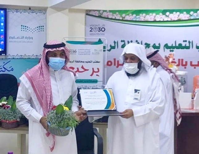 بعد تحقيق المركز الأول .. مدير مكتب التعليم بالريث يكرم قائد مجمع آل مشحنة التعليمي