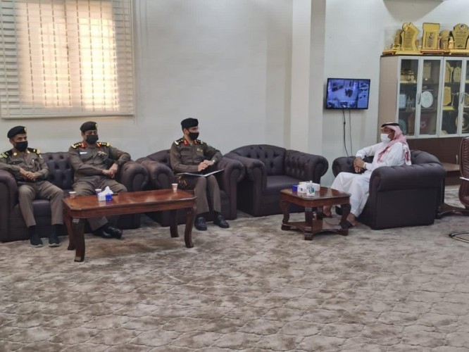 “محافظ صامطة ” يبحث مع مدير مرور جازان مواكبة التطور والتوسع العمراني