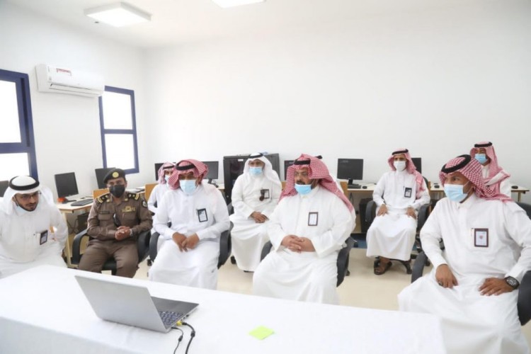 محافظ الداير بني مالك يتفقد مشاريع التعليم ويطلع على تقرير مدرستي