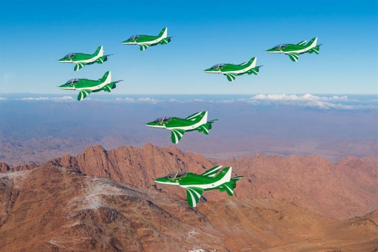 راسمين لوحة الاختتام .. شاهد: القوات الجوية تنظم عرضاً جوياً ضمن فعاليات اختتام قمة العشرين