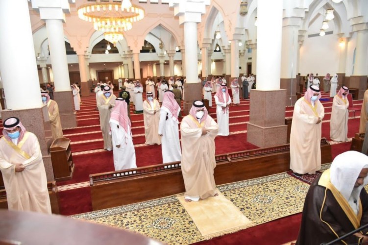 سمو نائب أمير جازان يؤدي صلاة الاستسقاء بجامع خادم الحرمين الشريفين ..