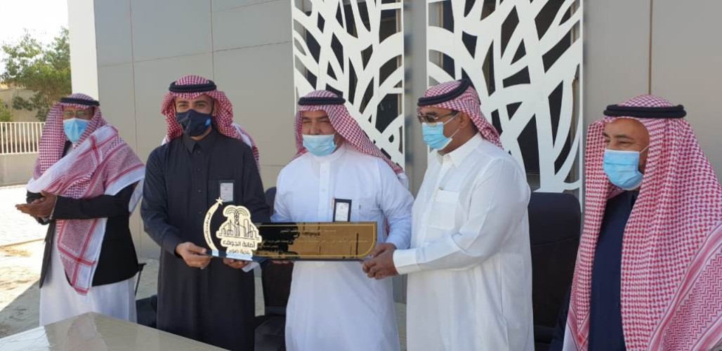 رئيس بلدية صوير يكرم الموظفين المتميزين