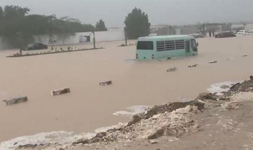 شاهد: الأمطار تغمر شوارع جدة وتتسبب في إعاقة الحركة المرورية