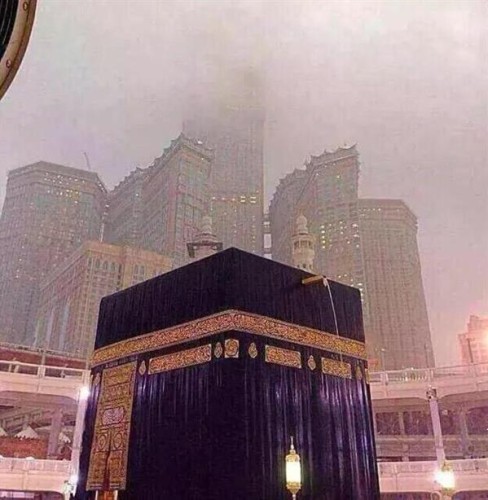 شاهد: هطول أمطار الخير والبركة على الحرم المكي الشريف