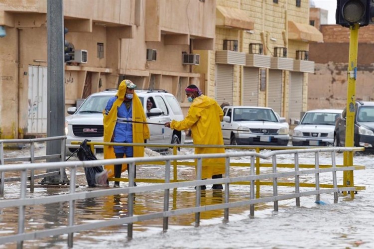 شاهد: مياه الأمطار الغزيرة تغرق شوارع رئيسية في حفر الباطن