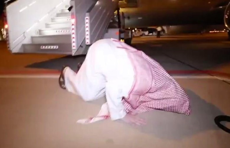 سجد على الأرض .. شاهد: لحظة نزول تركي آل الشيخ من الطائرة قادماً من أمريكا