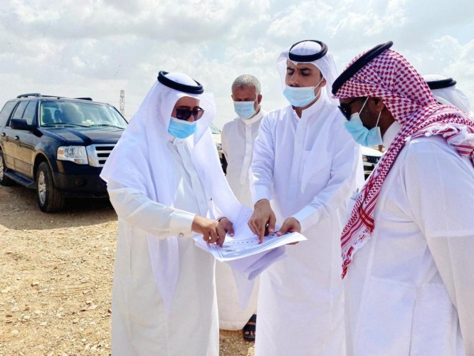 رئيس بلدية الدرب يقف على مشروع المنتزه العام