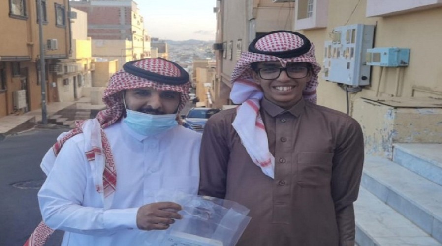 في مبادرة رائعة تهدف الى تحفيزهم .. شاهد: مجمع تعليمي بالطائف يكرم طلاب التربية الخاصة في منازلهم