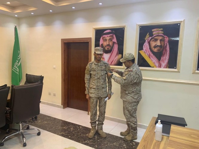 قائد كتيبة المهندسين يقلّد سلامي رتبته الجديدة..