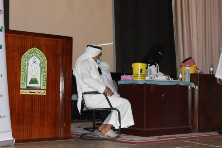 الشؤون الإسلامية بالرياض تنظم حملة تطعيم ضد الأنفلونزا الموسمية لمنسوبيها