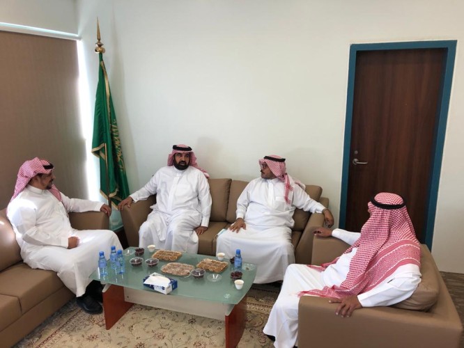 بحث سبل التعاون بين بلدي وادي الدواسر وكلية الآداب والعلوم بالمحافظة 