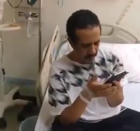 رغم وجوده في المستشفى لتلقي العلاج .. شاهد: معلم يتابع الدروس مع طلابه عبر “منصة مدرستي