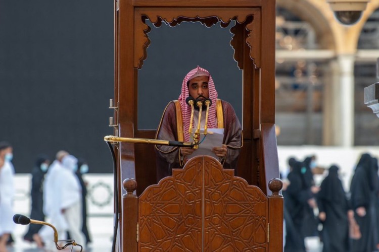 أمير منطقة مكة المكرمة يتقدَّم المصلين في صلاة الاستسقاء بالمسجد الحرام