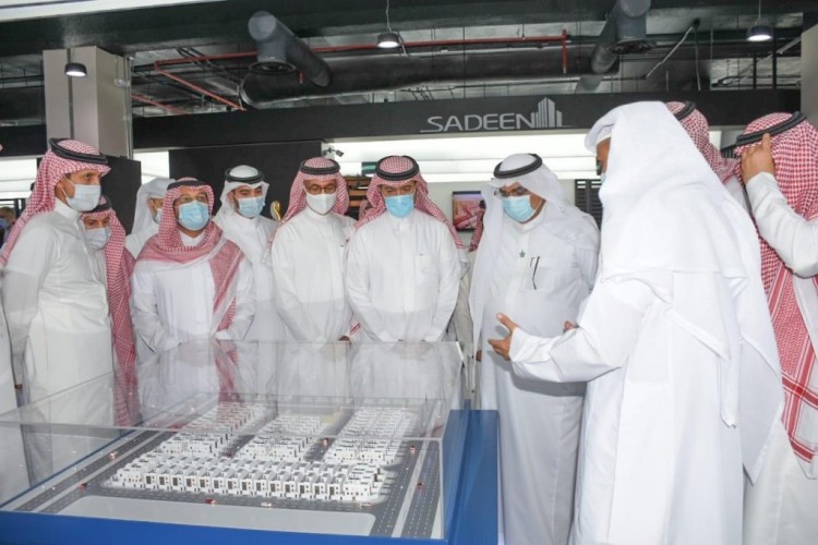 وزير الإسكان يتفقّد مشاريع “سكني” بالمنطقة الشرقية… ويزور مركز “سكني” الشامل