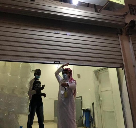 بلدية غرب الدمام تغلق مصنع مخالف لتعبئة المياه المحلاة