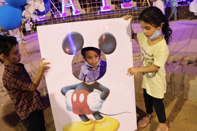 بلدية محافظة صامطة تحتفل باليوم العالمي للطفل باللون الأزرق