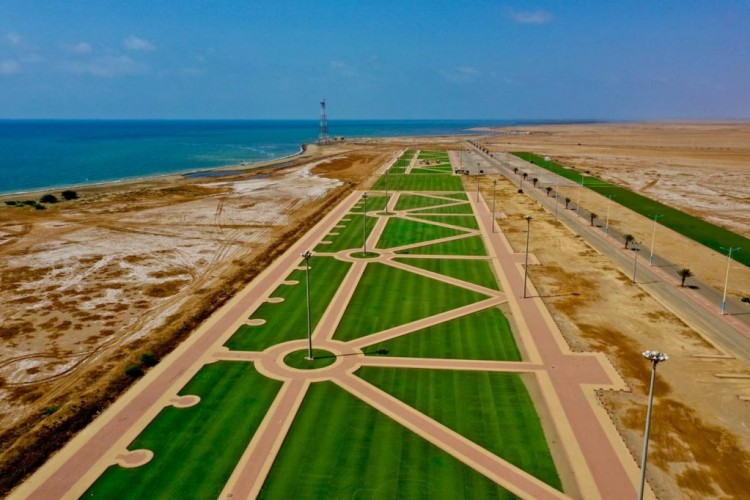 مركز عتود يشكل نقطة جذبٍ سياحي بشواطئه البكر وكثبانه الرملية