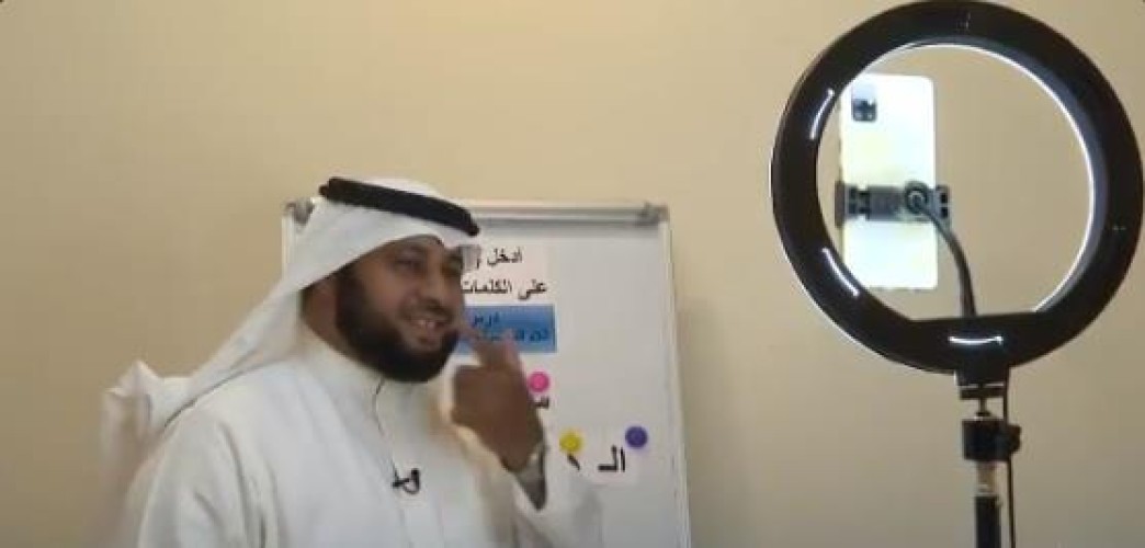 شاهد: معلم يبتكر وسيلة تحفيز لطلابه عن بُعد على طريقته الخاصة!