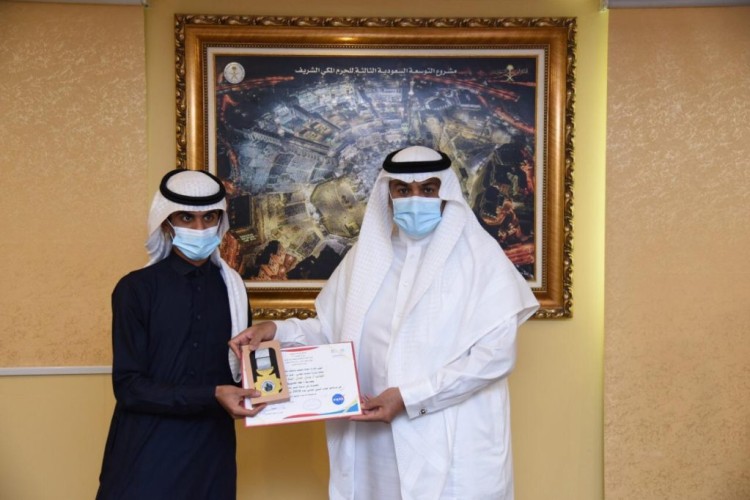 مدير تعليم مكة يكرم طلاب ثانوية مكة ويشيد بإنجازهم العالمي المشرف لعام 2020