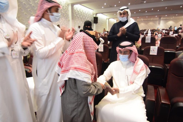 “محافظ خميس مشيط يدشن منصة همة التطوعية”