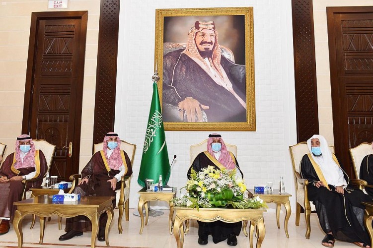 سمو أمير حائل يستقبل المواطنين والمسؤولين في جلسة سموه الاثنينية