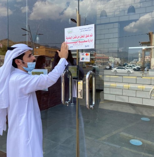 بلدية رجال ألمع تكثف جهودها في صيانة الطرق ومراقبة المحلات والمطاعم