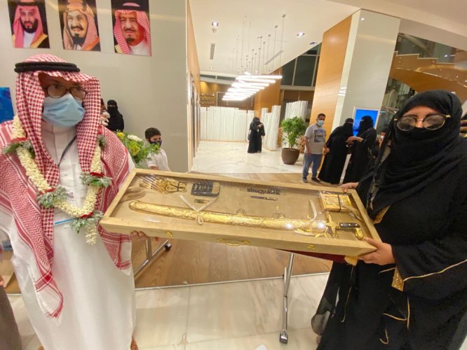 الفنانة التشكيلية المعروفة الأستاذة بشرى السيد سفيرة الفن التشكيلي والنوايا الحسنة تكرم الزميل إبراهيم النعمي