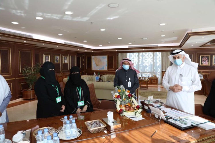 في اهتمام يبرز حرص القيادة على دعم المنتج المحلي : الفل والكادي على طاولة وزير البيئة والمياه والزراعة