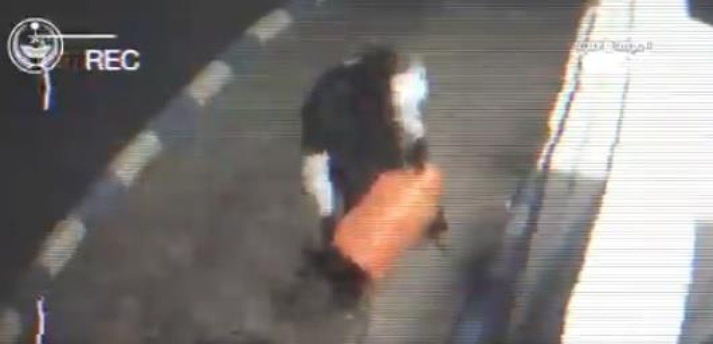 باستخدام أسطوانة غاز .. بالفيديو: مواطن يحاول سرقة ماكينة صراف آلي في حائل .. والجهات الأمنية تطيح به!