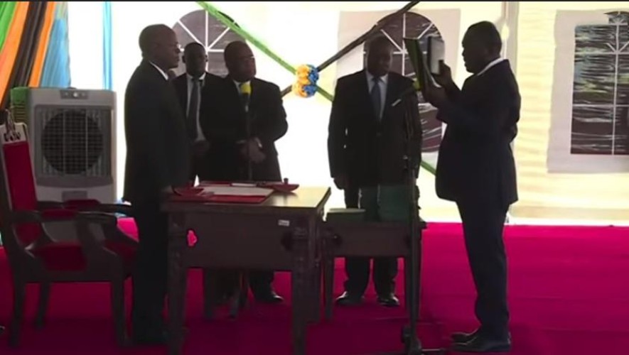 بالفيديو: وزير التعدين في تنزانيا يفشل في أداء القسم الرسمي عند تعيينه في المنصب