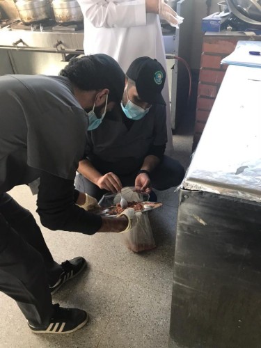 بلدية خميس مشيط تتلف وتصادر نحو 948 كجم من المواد الغذائية الغير صالحة خلال الأسبوع الماضي