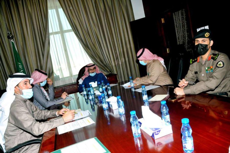 محافظ القريات يعقد اجتماعاً بمكتبه مع مدير عام مكافحة العدوى بوزارة الصحة