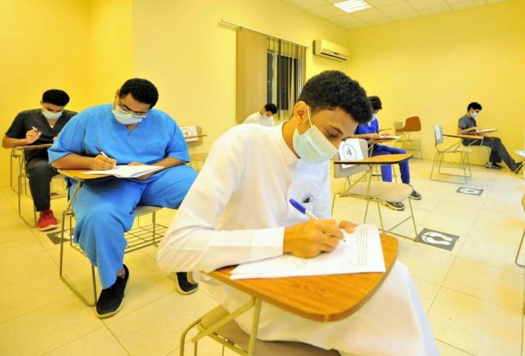 طلبة جامعة جازان يواصلون اختباراتهم النهائية