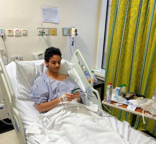 بعد اجرائه عملية جراحية .. طالب يؤدي اختباره عن بُعد في أحد المستشفيات في عسير