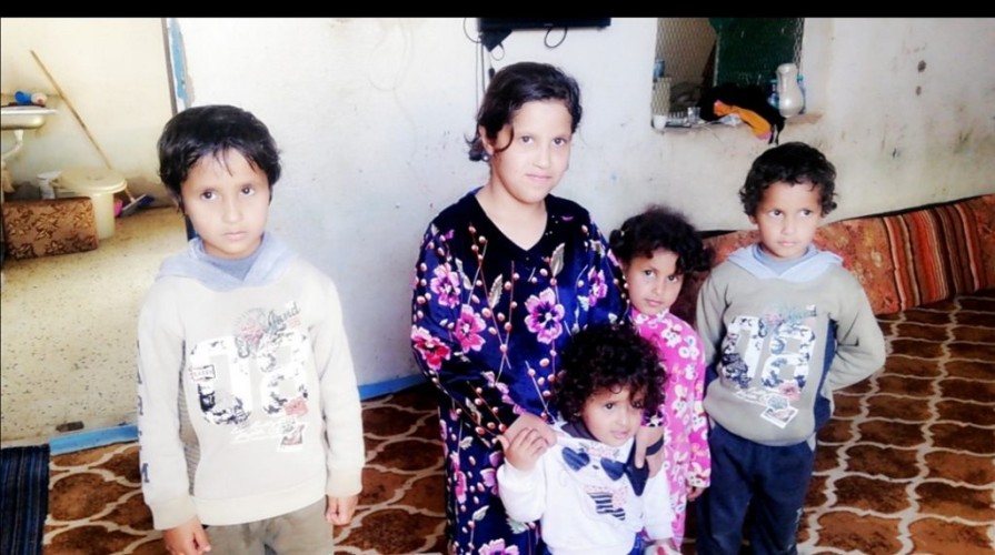 بالصور: 5 أطفال أيتام يعيشون في قرية العرادية في حائل داخل بيت شعبي لا يأويهم من الأمطار .. والشمال تناشد وزير الموارد البشرية!