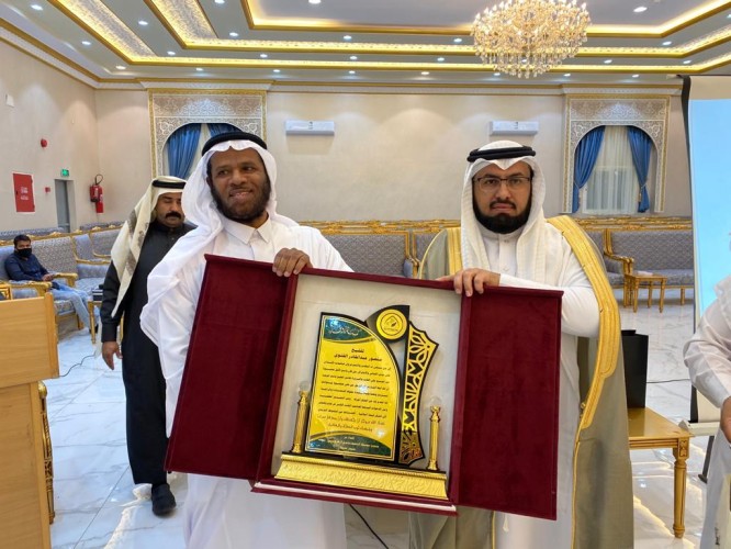 متوسطة التحفيظ وثانوية الأرقم بن أبي الأرقم بخميس مشيط يكرمان الشيخ منصور القنوي والأستاذ سلطان المساعد لتقاعدهما