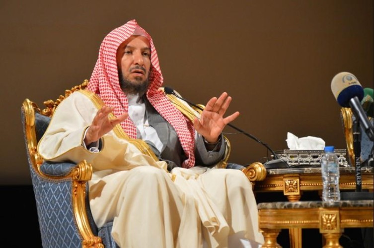 بالفيديو: حكم جواز المرأة التصدق بكامل إرثها برغم وجود أبناء لها .. الشثري يجيب!