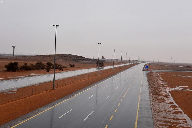 شاهد: هطول أمطار وسيلان الأودية والشعاب على حائل وضواحيها!