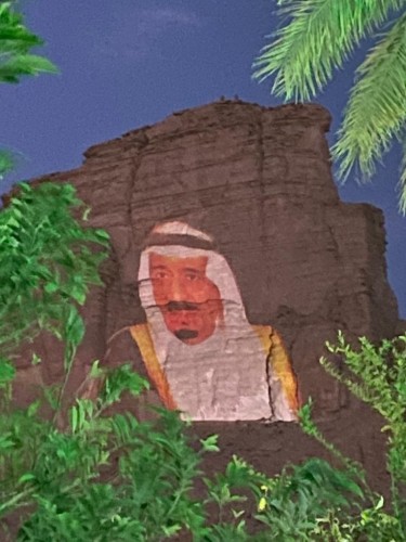 ‏شاهد: جبال الحريق تتزين بـ”صور خادم الحرمين وولي العهد” بـ”الليزر
