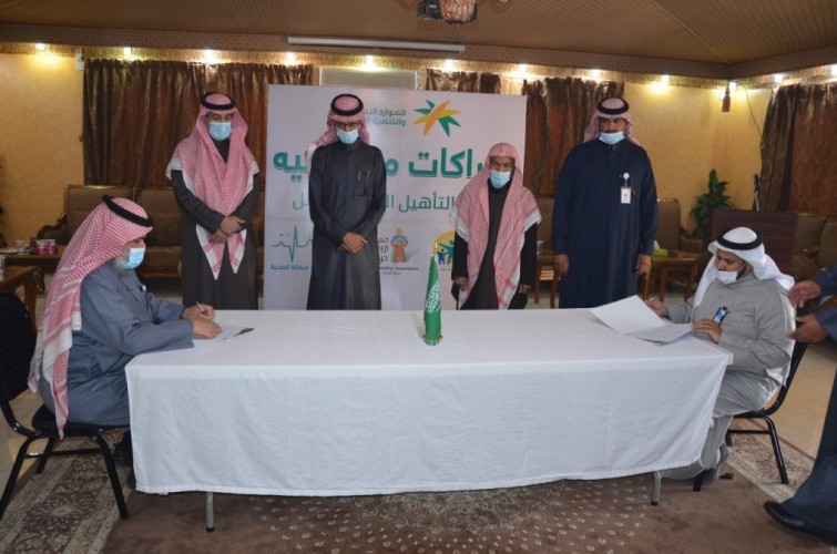 توقيع شراكات مجتمعية لمركز التأهيل الشامل بـ”حائل”