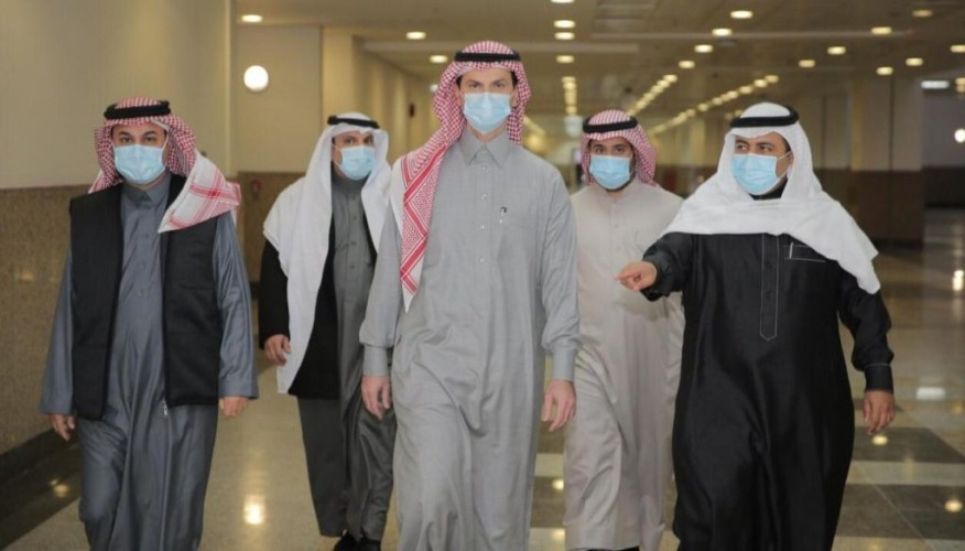 رئيس جامعة الجوف يتفقد مركز الاختبارات المحوسبة ويشيد بالتزام الجميع بالإجراءات الوقائية