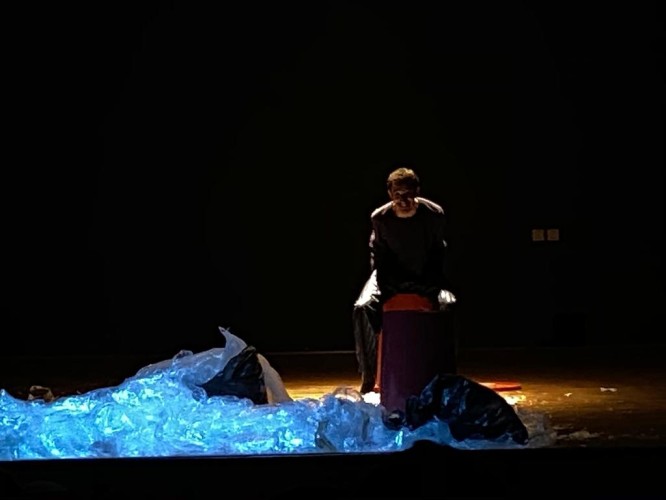 مسرح فنون أبها  يعود بعرض ” وأسفح وجهي”