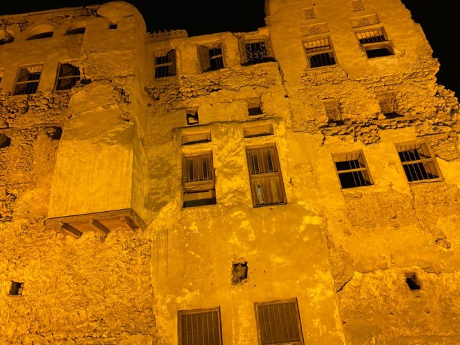 أمانة المنطقه الشرقية تواصل جهودها في أعمال برامج تحسين المشهد الحضري بإضاءة المنازل التراثية