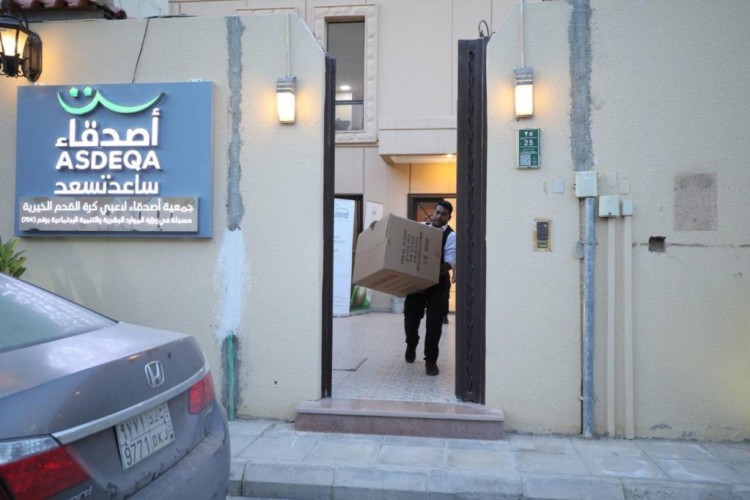 جمعية أصدقاء لاعبي كرة القدم الخيرية تقوم بتوزيع “كسوة الشتاء”