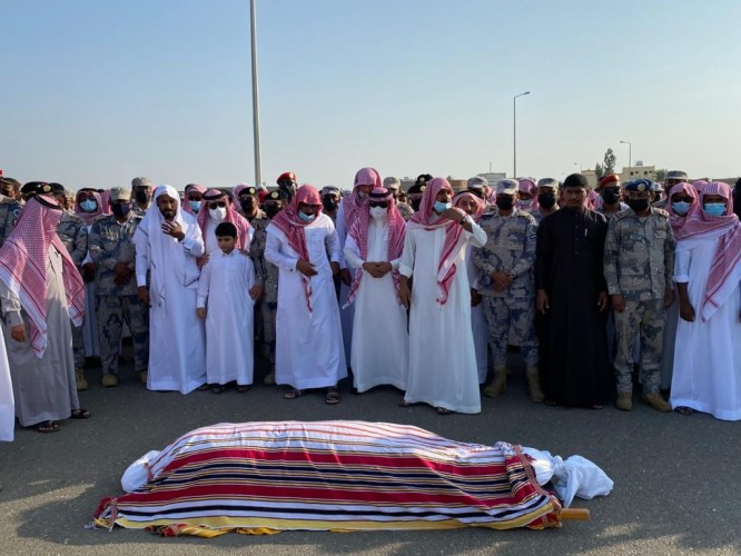 محافظ بيش يتقدم المصلين على جثمان الشهيد العريف “إسماعيل أحمد عارضي”
