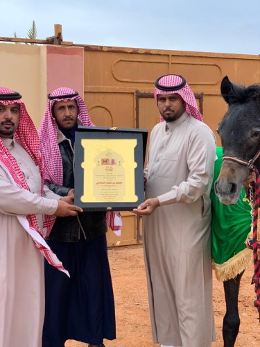 مهر عربي اصيل يُهدى من محمد بن داموك للشاعر معيض العنزي كعرفان وثبات صداقة بينهما