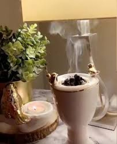 كيف نُحافظ على ثبات رائحة العود والبخور مدة أطول على البشرة والاقمشة؟