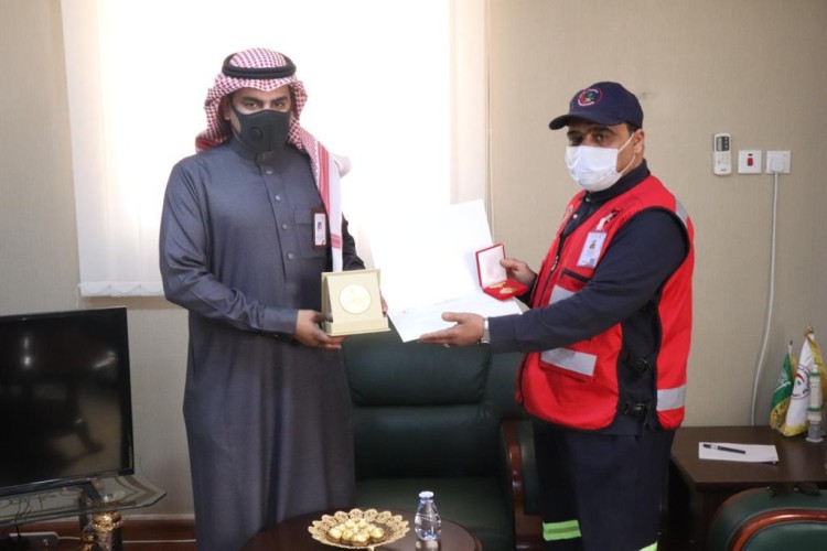 مدير عام الهلال الأحمر بالجوف يكرم بعض الموظفين المميزين