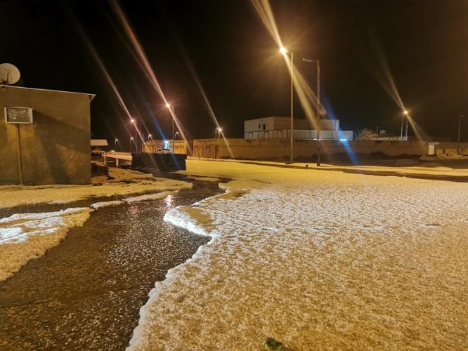 شاهد: قرية رفايع اللهيب بالقصيم تكتسي بـ”اللون الأبيض”