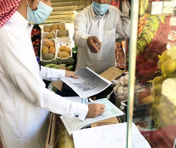 مع أول أيام الإجازة .. تكثيف الحملات الرقابية على المطاعم والمحلات في رجال ألمع